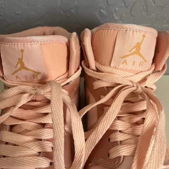 Nike Air Jordan 1 Mid Coral Gold Sneakers Mens 6.5 Womens 8.5 Stardust Pink 2016 - Picture 11 of 11